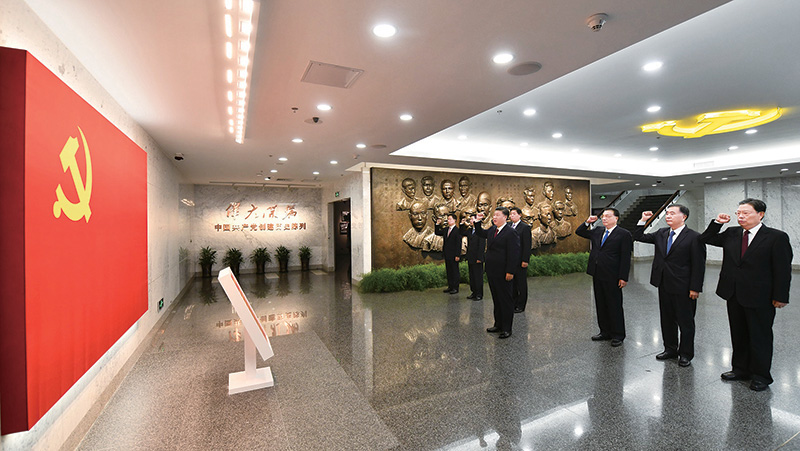2017年10月31日，中共中央總書記、國家主席、中央軍委主席習(xí)近平帶領(lǐng)中共中央政治局常委李克強(qiáng)、栗戰(zhàn)書、汪洋、王滬寧、趙樂際、韓正，瞻仰上海中共一大會(huì)址和浙江嘉興南湖紅船。這是31日上午，在上海中共一大會(huì)址紀(jì)念館，習(xí)近平帶領(lǐng)其他中共中央政治局常委同志一起重溫入黨誓詞。 