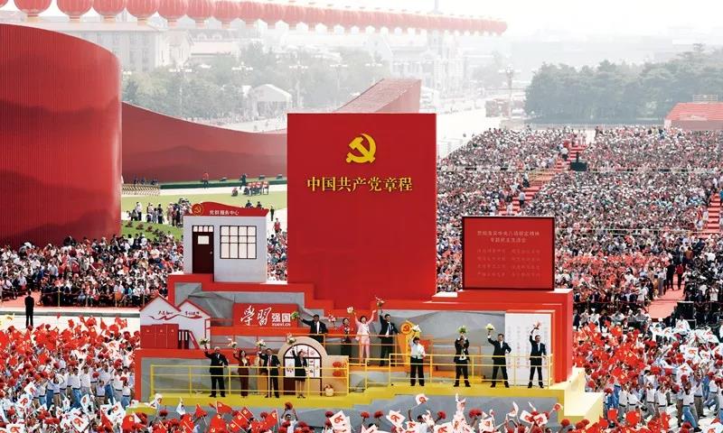 2019年10月1日上午，慶祝中華人民共和國成立70周年大會(huì)在北京天安門廣場隆重舉行。這是群眾游行中的“從嚴(yán)治黨”方陣。新華社記者 蘭紅光/攝