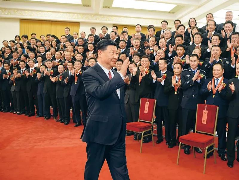 2019年6月25日，黨和國家領(lǐng)導(dǎo)人習(xí)近平、李克強(qiáng)、王滬寧等在北京人民大會(huì)堂會(huì)見第九屆全國“人民滿意的公務(wù)員”和“人民滿意的公務(wù)員集體”受表彰代表。新華社記者 李學(xué)仁/攝